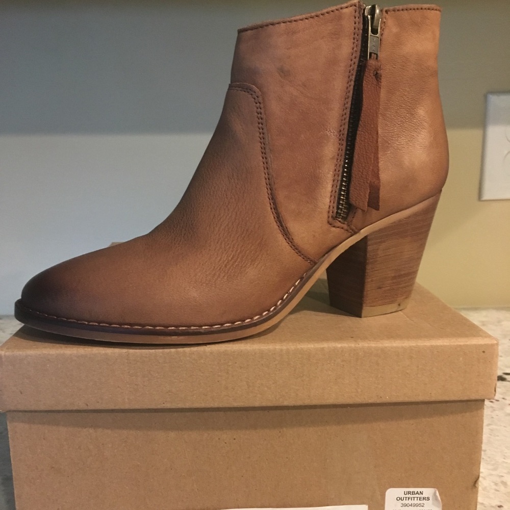 Urban Outfitters Faye Tan Booties Size 6 NIB